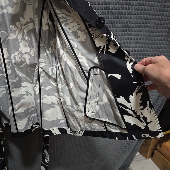 Black White Floral Raincoat Jacket FitsLg Chicos3 NWT Belted Boho Chic Glam City - Picture 15 of 16